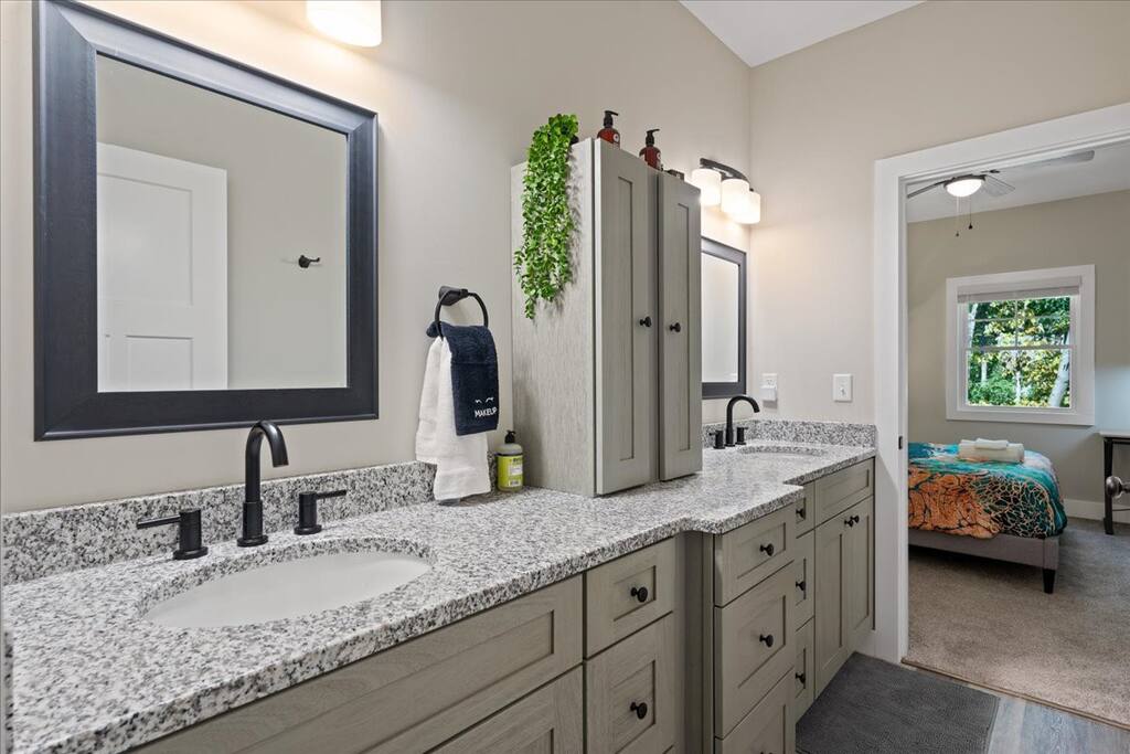 Two Paths, One Destination: Our Jack and Jill Bathroom Creates Harmony in Convenience. - Season 4 Escape - McGaheysville