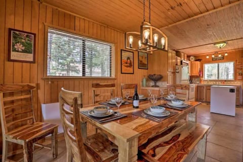 🌲🦌Quiet, private DUCK CREEK cabin close to parks