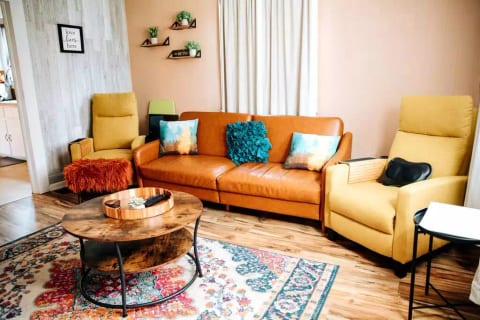 GIGGLING CREEK COTTAGE - 45 ACRES OF RURAL BLISS