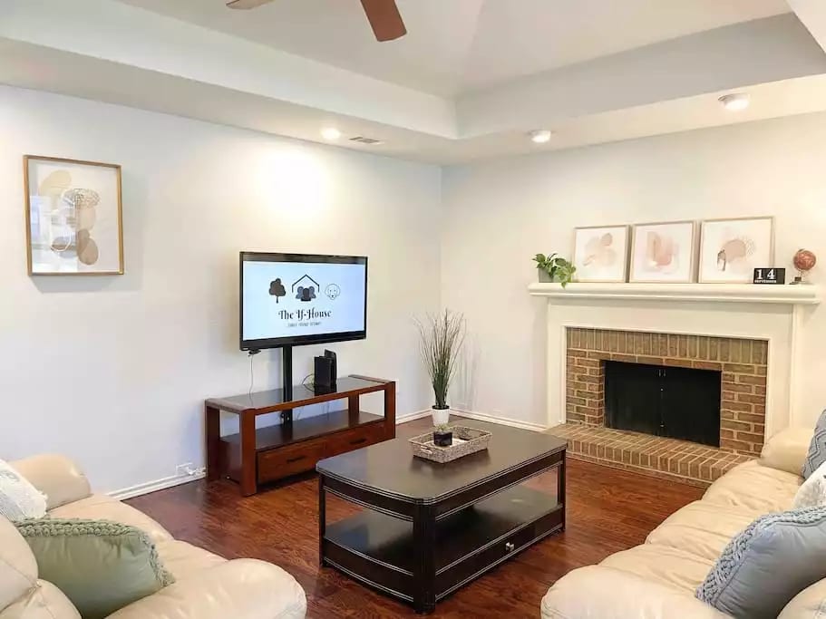 Spacious, modern, clean, and well-equipped living room including 2 comfy sofas, 60" Smart TV, sofa table, magazines, and local wall decoration . Excellent place to relax or simply watch your favorite show.