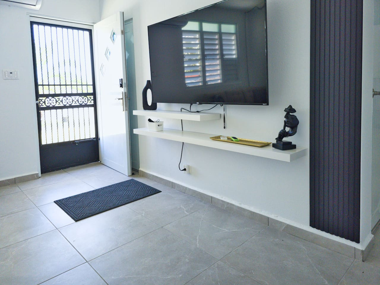 king-bed-or-beach-airport-and-golf-or-ramey-base-stay/