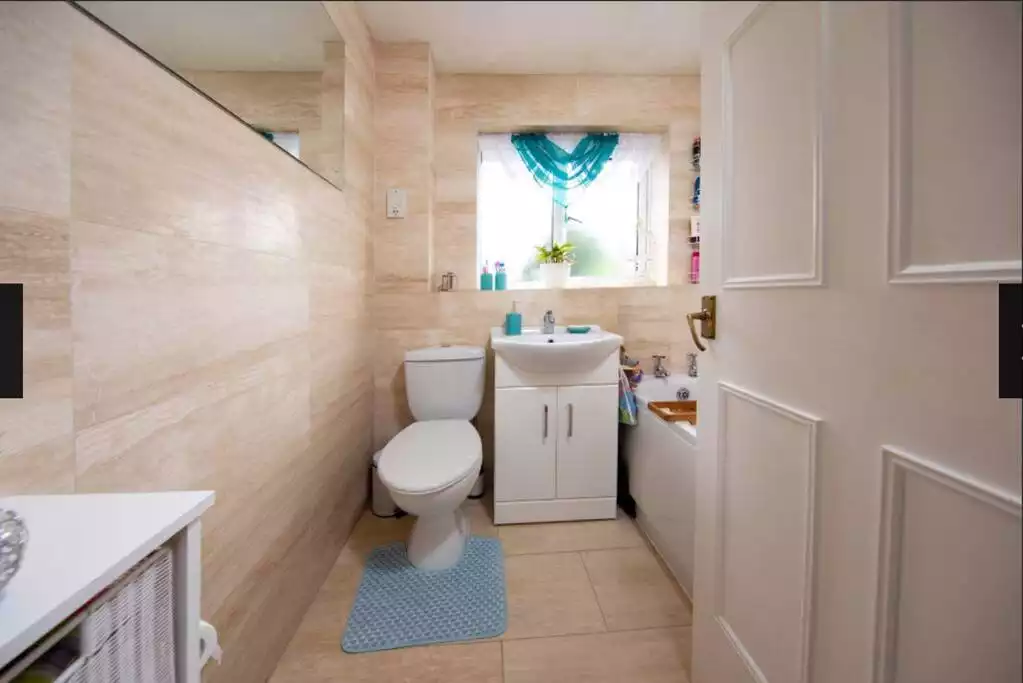 Dedicated Bathroom with bath/shower to share among Guest only + Xtra toilet downstairs. Dedicated Bathroom with bath/shower to share among Guest only + Xtra toilet downstairs. - Double BR w NFLX/Workspace beside IKEA Reading - Calcot