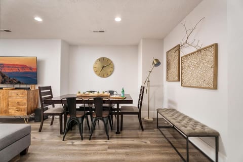 Family Getaway: 4BR, Pool & Spa, – Sleeps 10