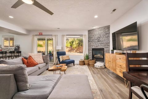 Family Getaway: 4BR, Pool & Spa, – Sleeps 10