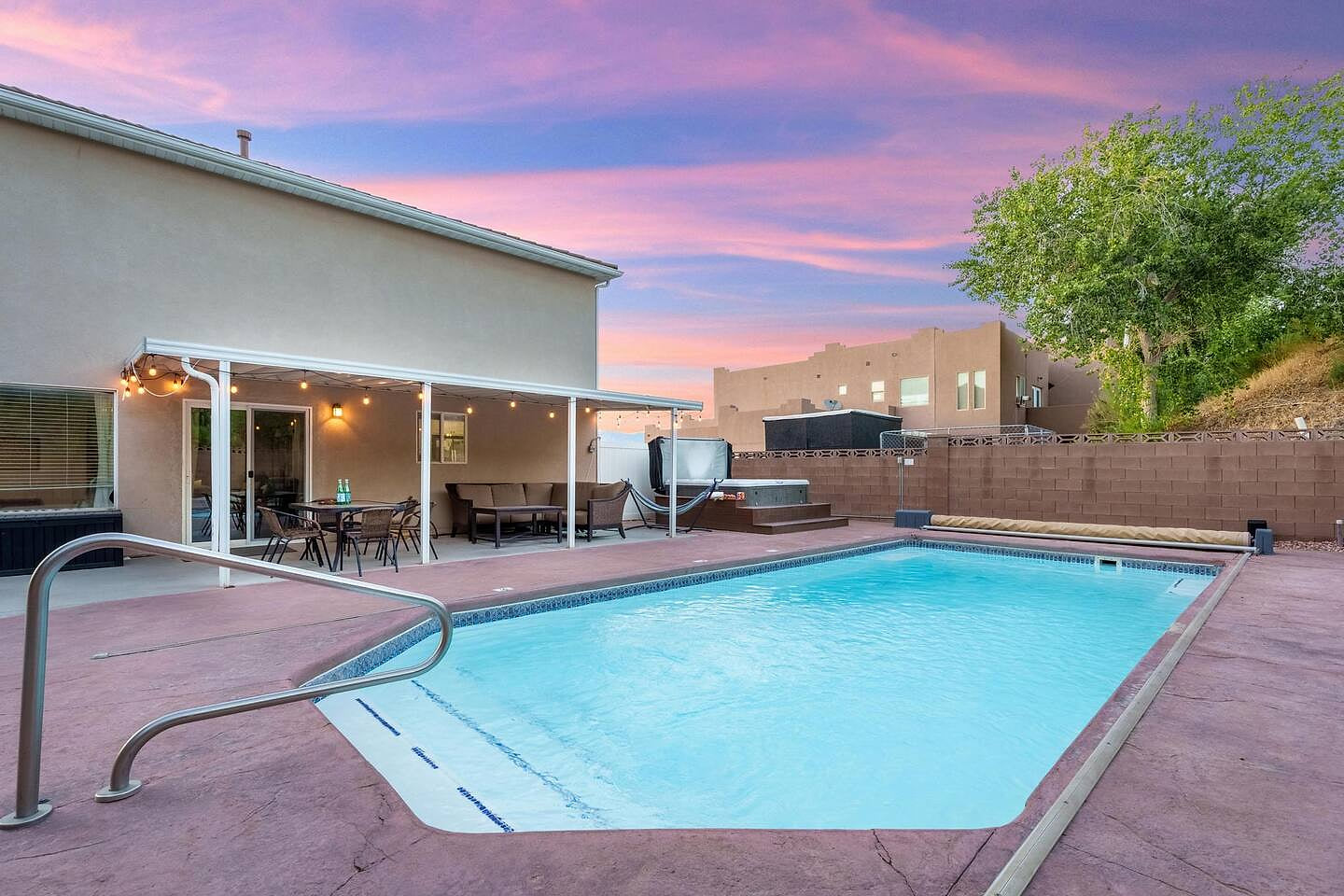 Family Getaway: 4BR, Pool & Spa, – Sleeps 10