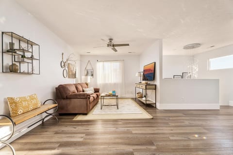Family Getaway: 4BR, Pool & Spa, – Sleeps 10