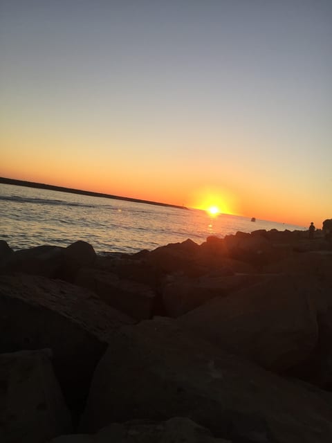 SUNSET VIEWS from my Deck/Living:  Time to sit back & relax while watching the amazing CRAZY SUNRISE & SUNSET view FROM my DECK, living rm, kitchen, & bedroom!  S. Mission Beach w/ Beach Volleyball, Bike Paths, Hot Tub, 2 BBQs, Sanua, LOCATION!