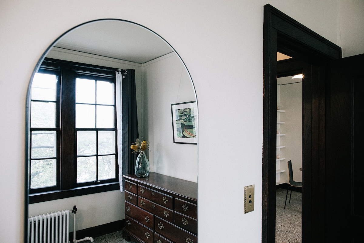 Historic Downtown Elegance 1 BR A. Const. Close.