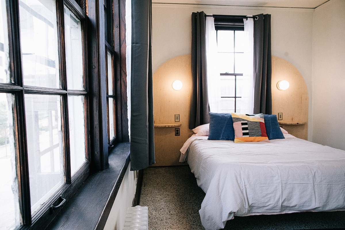 Historic Downtown Elegance 1 BR A. Const. Close.