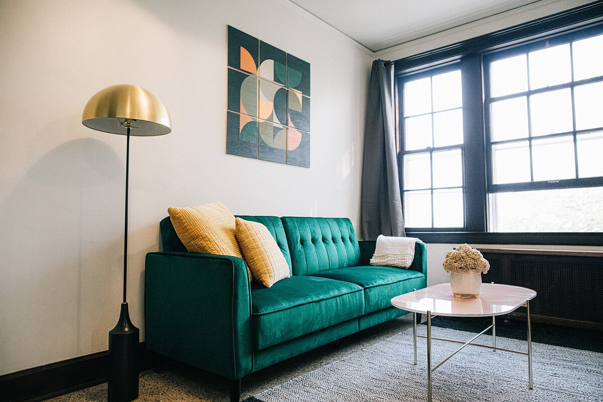 Historic Downtown Elegance 1 BR A. Const. Close.