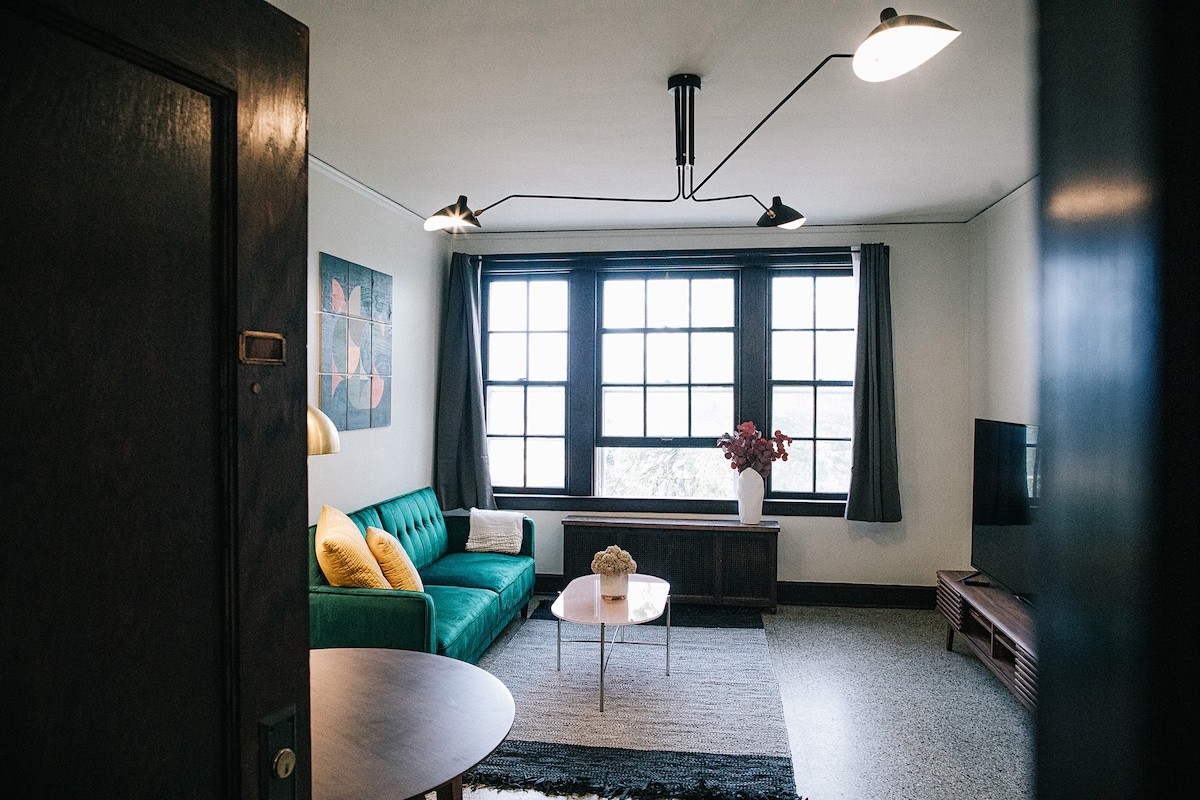 Historic Downtown Elegance 1 BR A. Const. Close.