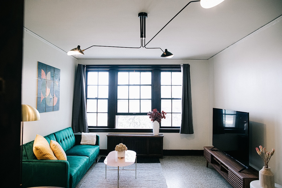 Historic Downtown Elegance 1 BR A. Const. Close.