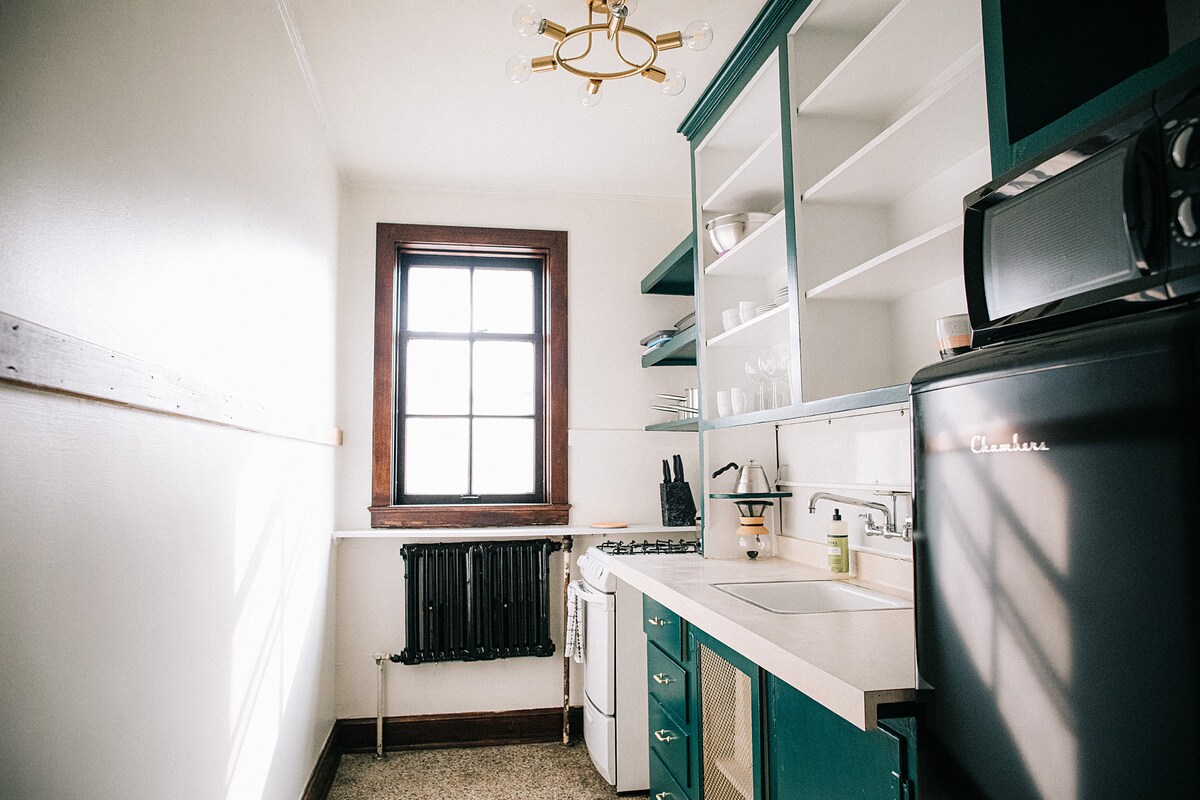 Historic Downtown Elegance 1 BR A. Const. Close.