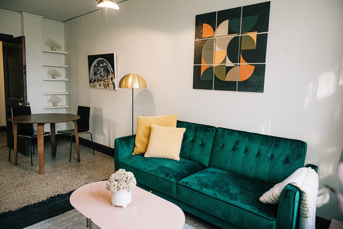 Historic Downtown Elegance 1 BR A. Const. Close.