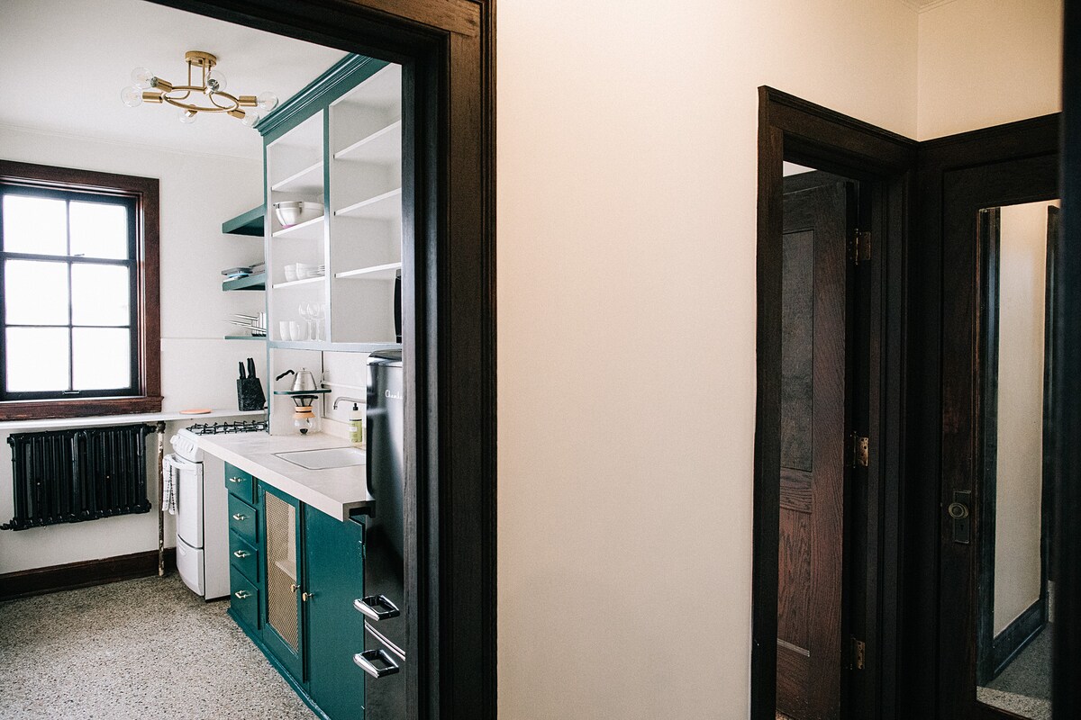 Historic Downtown Elegance 1 BR A. Const. Close.