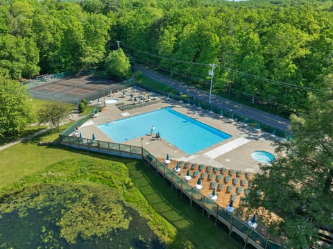 Large community Heated Pool, Whirpool, Tennis and pickleball courts  and kids pool exclusive for our guests!