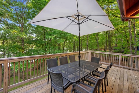 Dine al-fresco every night: enjoy meals under the large umbrella, surrounded by lush trees and fresh lake air!