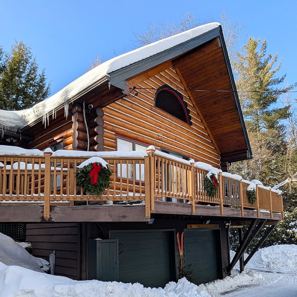 Handcrafted Log Chalet (sleeps 2-4)
