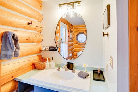 Full bathroom with all the amenities.