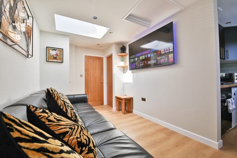 Cosy central Cardiff bungalow free parking
