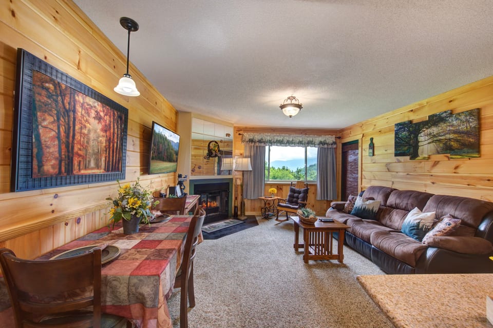 Beautiful mtn views from the livingroom
