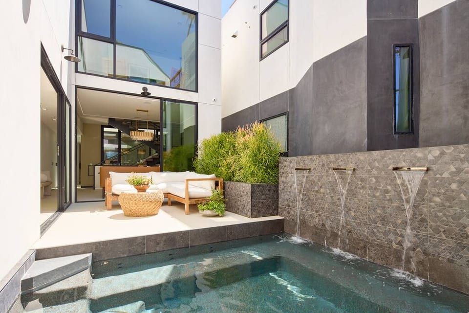 Venice Oasis w/ Pool, Spa, Rooftop, Walk to Beach - Los Angeles