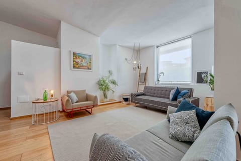LuxusP4T 3 bedroom, pool, tennis court and sauna image 2