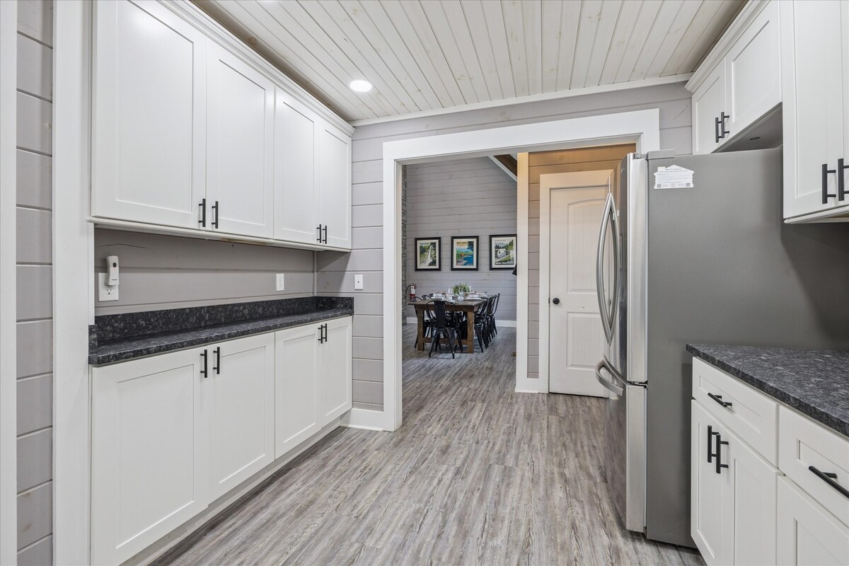 amazing-views-hot-tub-arcade-and-firepit/