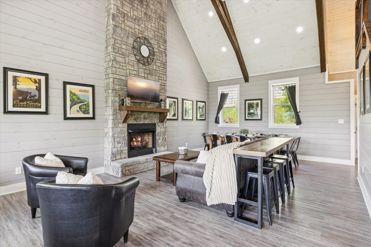 amazing-views-hot-tub-arcade-and-firepit/