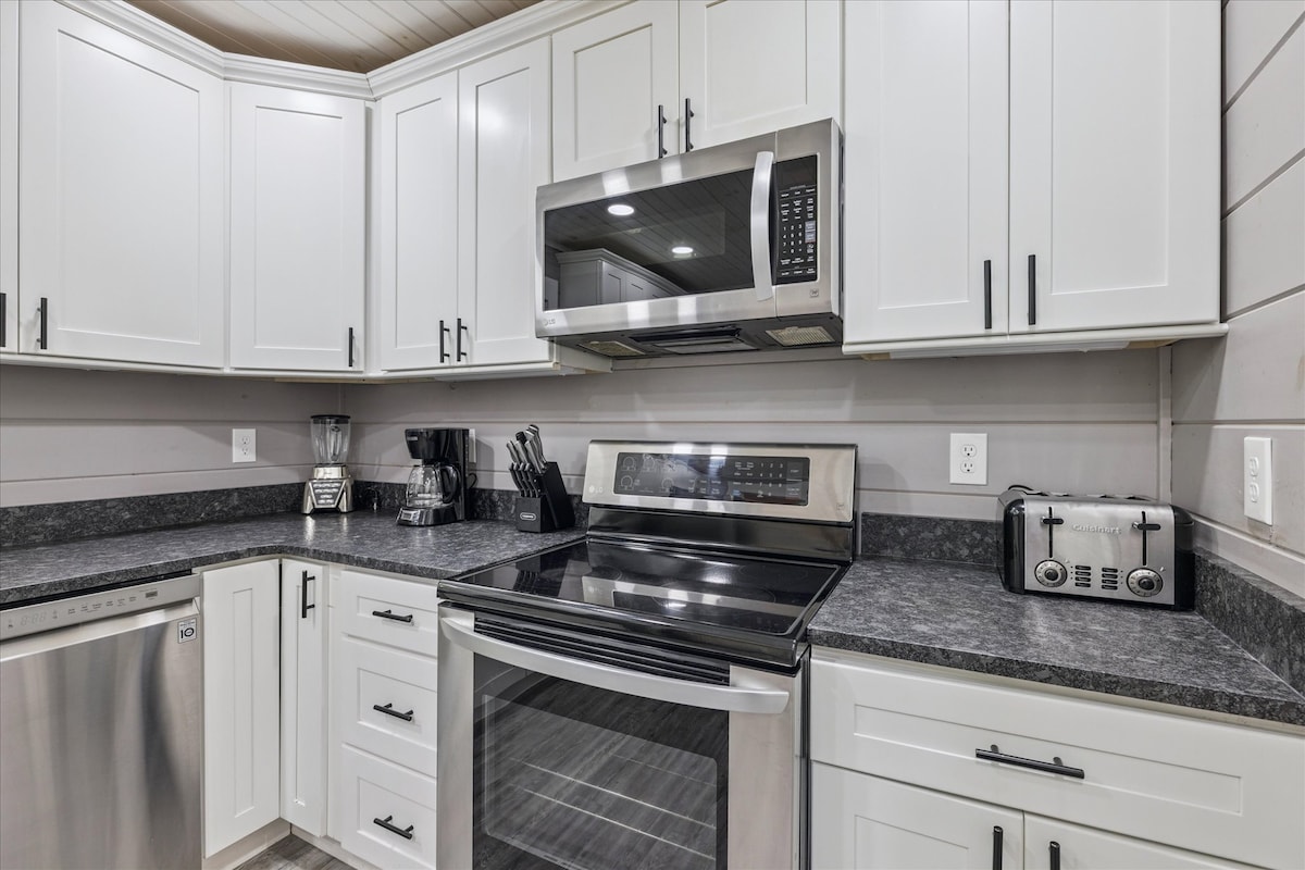 amazing-views-hot-tub-arcade-and-firepit/