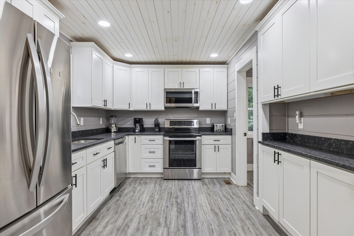 amazing-views-hot-tub-arcade-and-firepit/