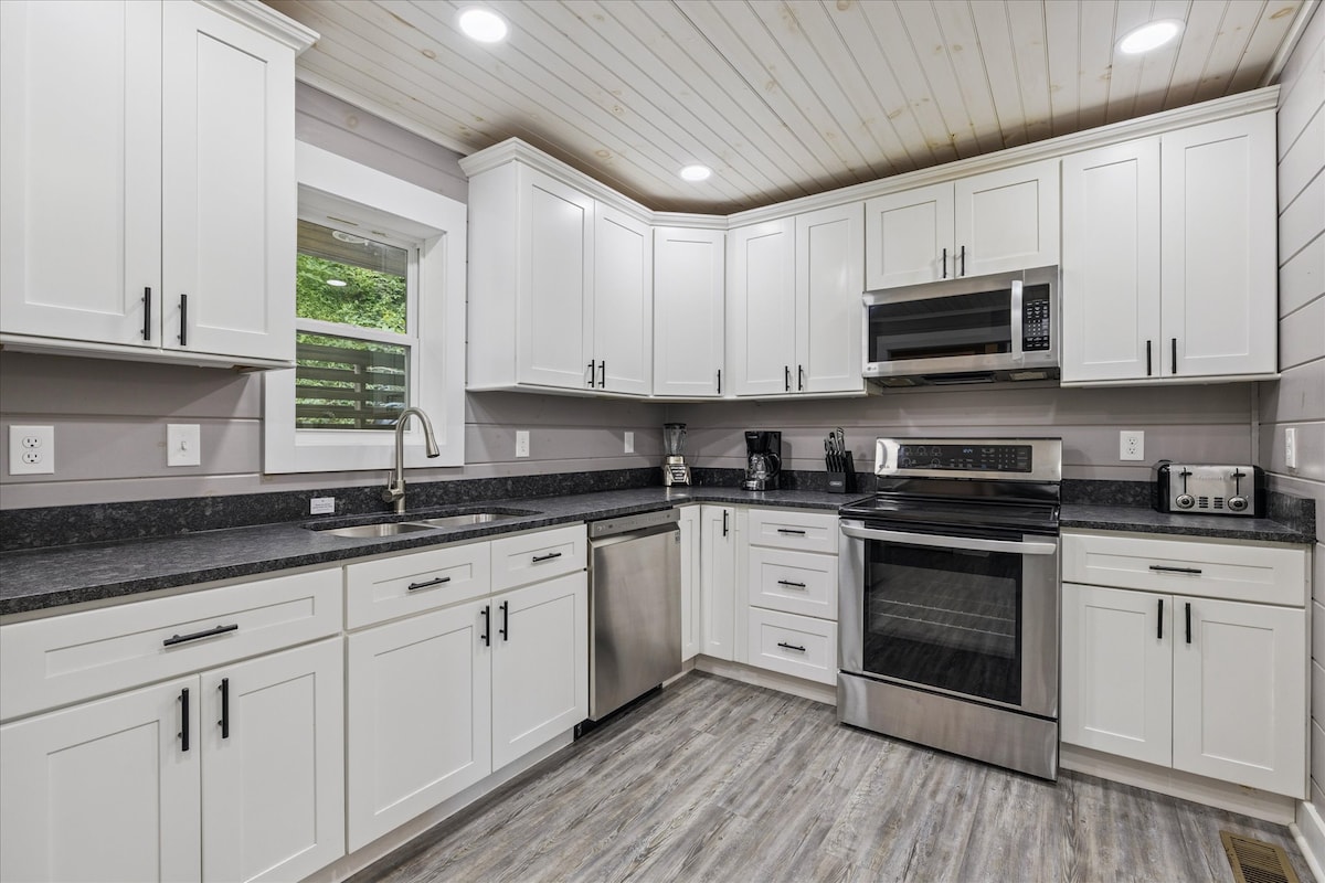 amazing-views-hot-tub-arcade-and-firepit/