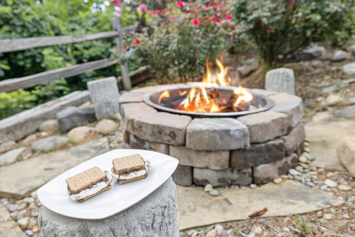 amazing-views-hot-tub-arcade-and-firepit/