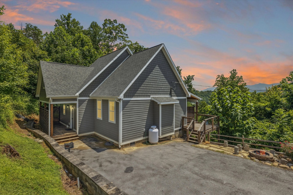 amazing-views-hot-tub-arcade-and-firepit/
