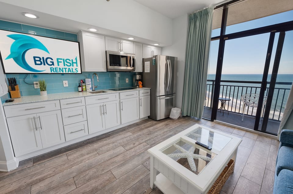 Living Room with Stunning Views🌊☀️