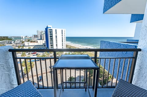 Balcony with Amazing Views of the Ocean
