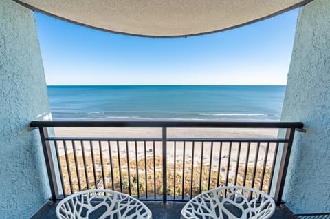 Balcony with Amazing Views of the Ocean