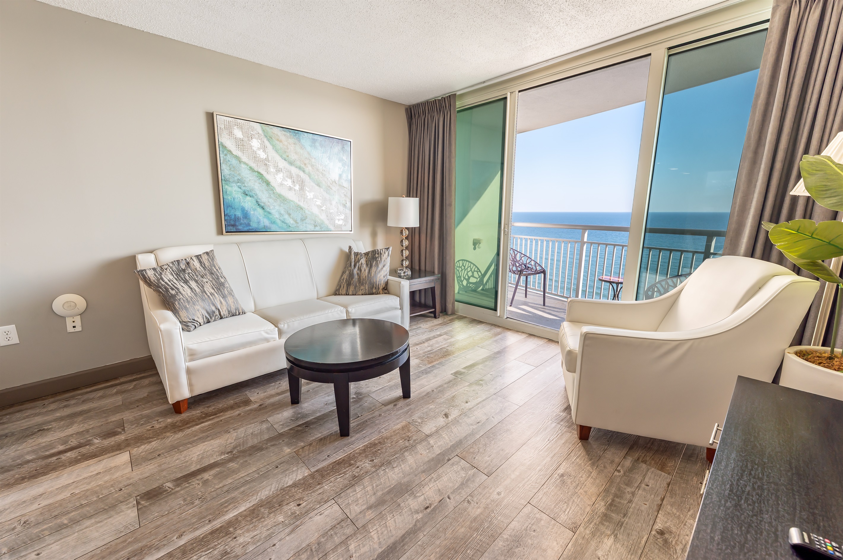 Living Room with Stunning Views🌊☀️