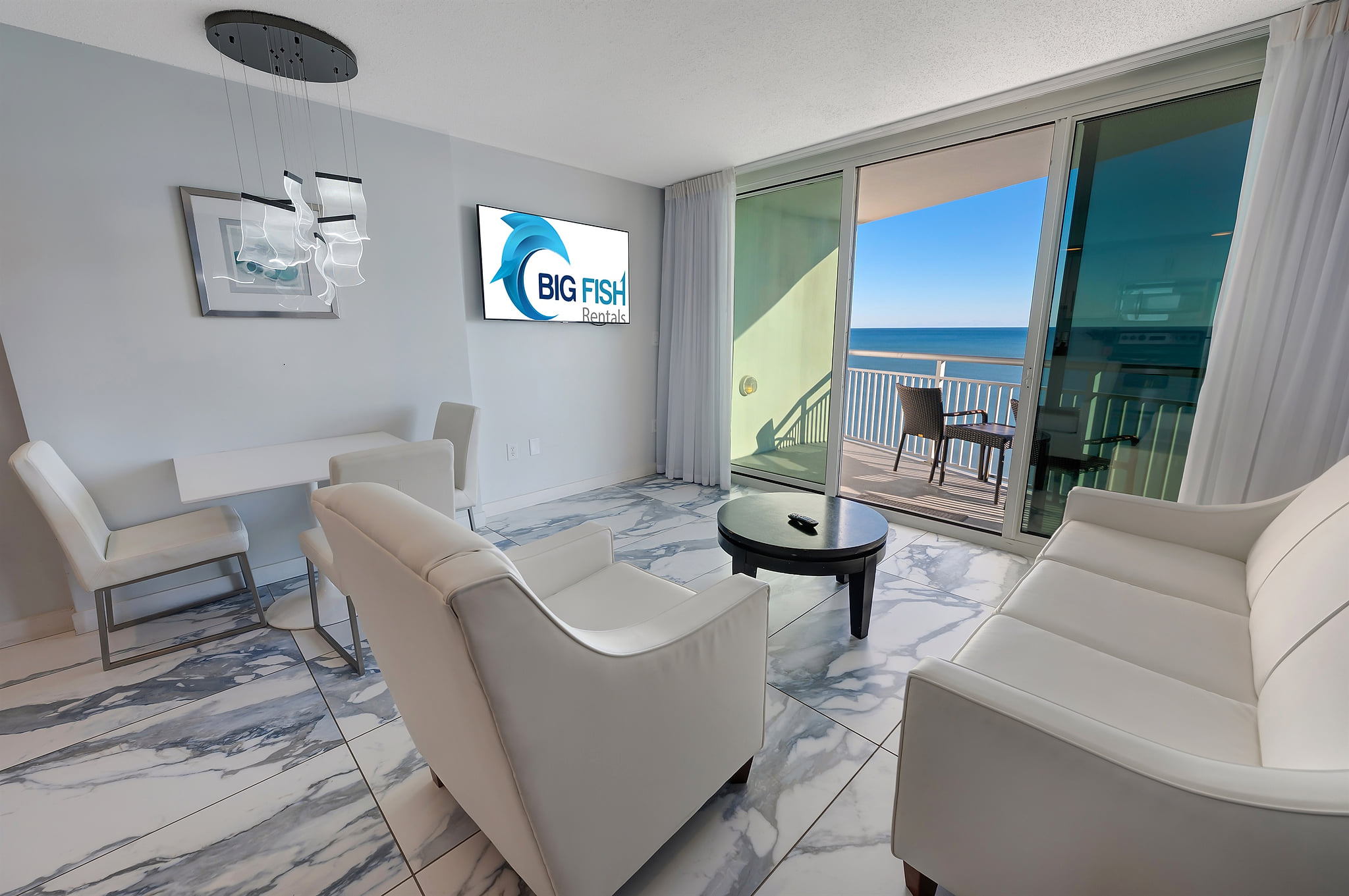 Living Room with Stunning Views🌊☀️