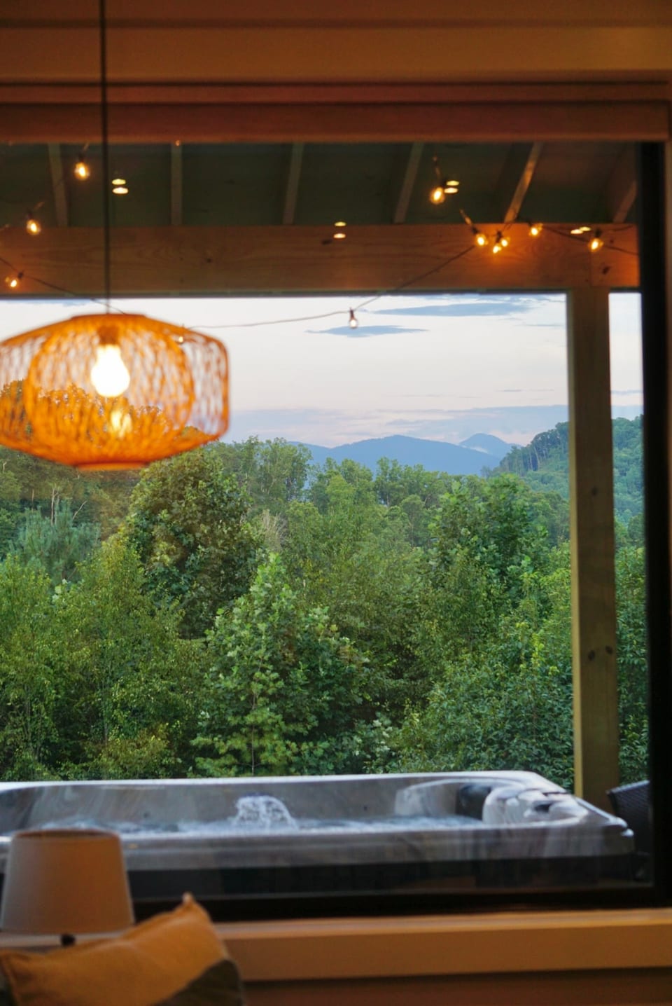 Soak in the hot tub with breathtaking mountain views.✨