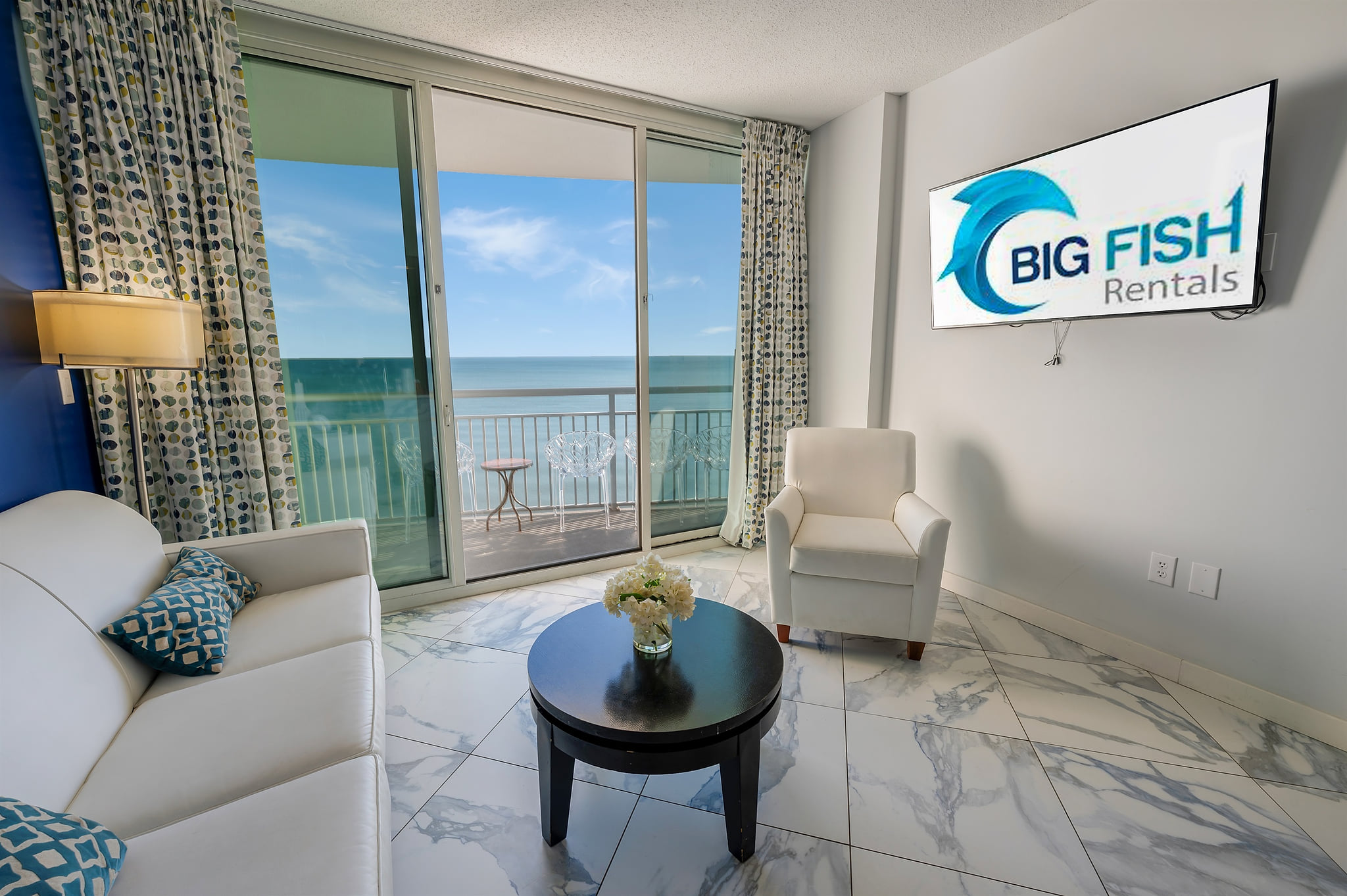 Living Room with Stunning Views🌊☀️