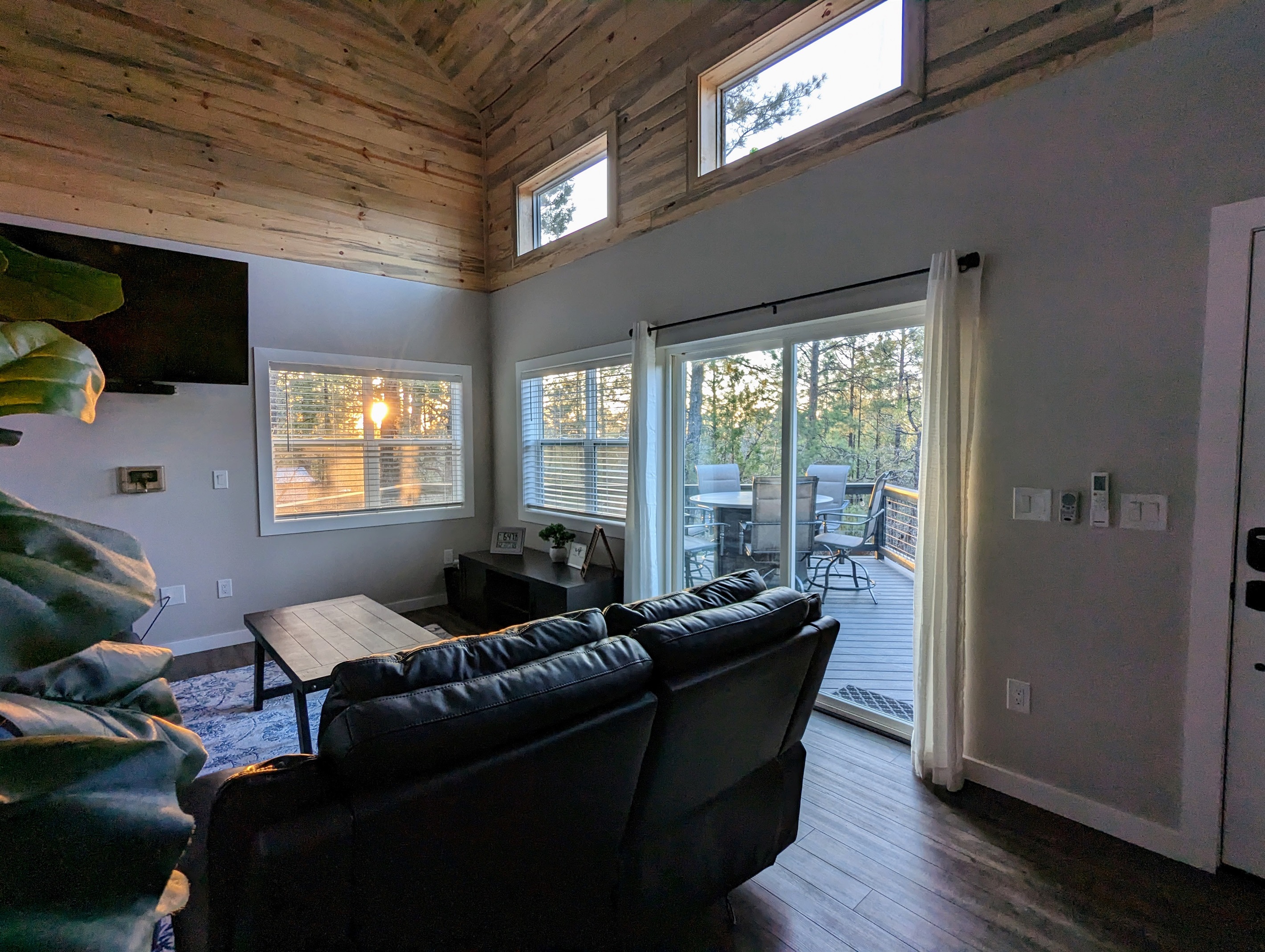 hillside-hangout-and-cozy-cottage-lakeside/