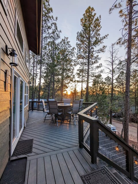 Hillside Hangout and Cozy Cottage