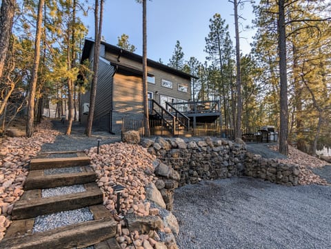 Hillside Hangout and Cozy Cottage