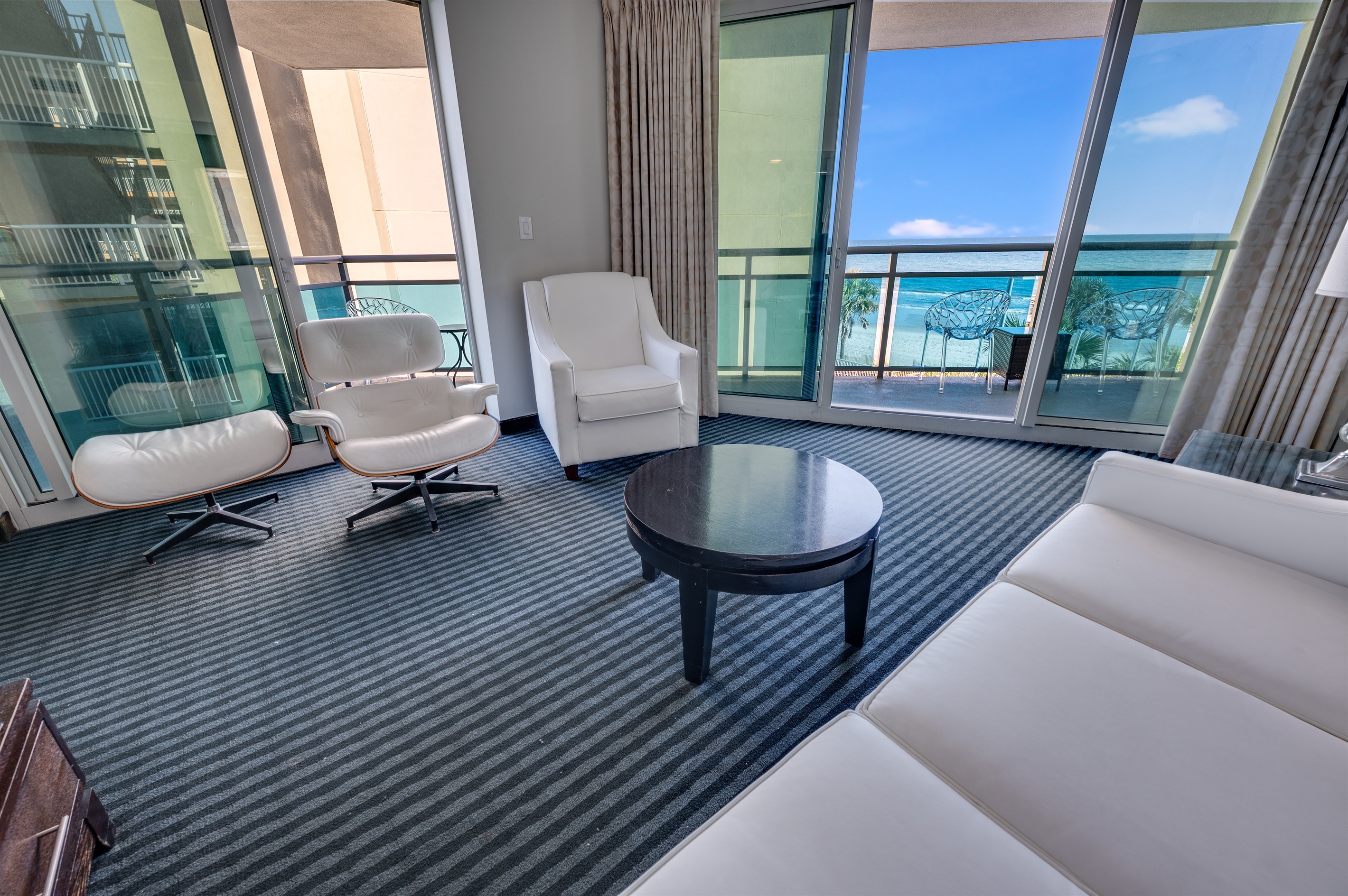 Living Room with Stunning Views🌊☀️