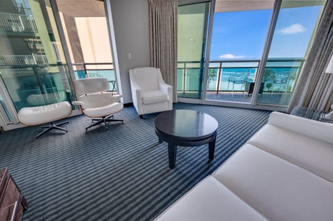 Living Room with Stunning Views🌊☀️