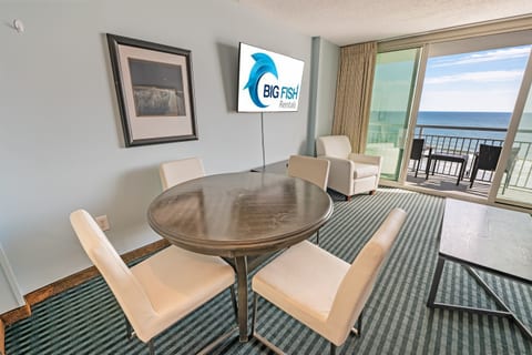 Living Room with Stunning Views🌊☀️