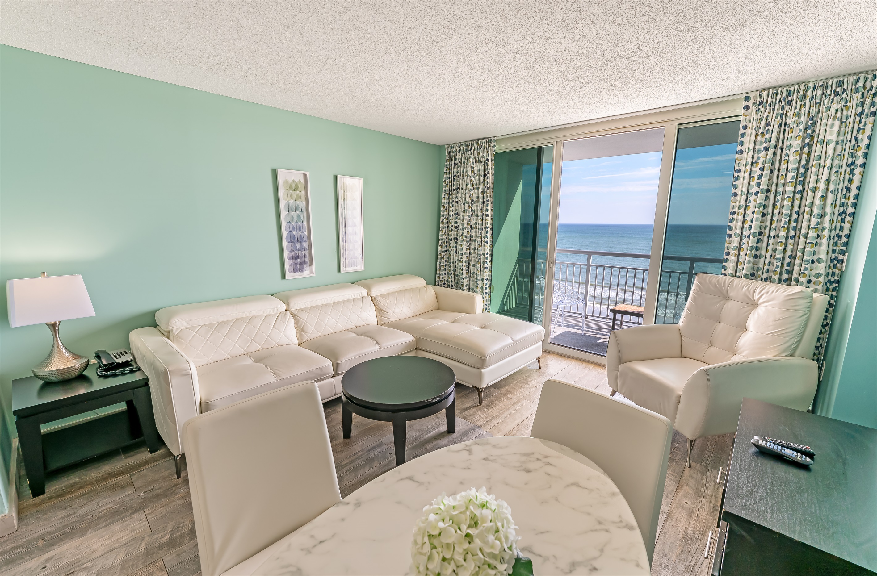 Living Room with Stunning Views🌊☀️