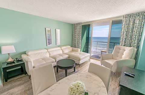 Living Room with Stunning Views🌊☀️