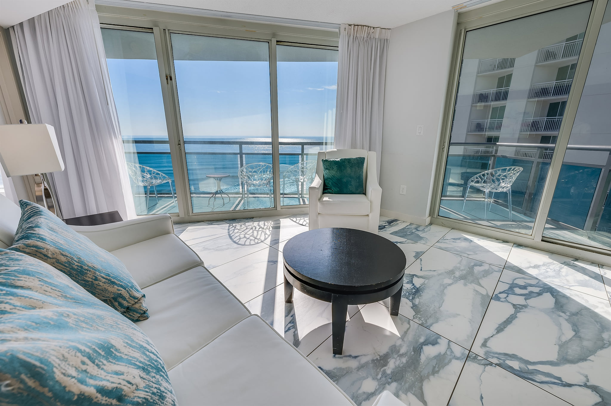 Amazing Living Room with Stunning Views🌊☀️